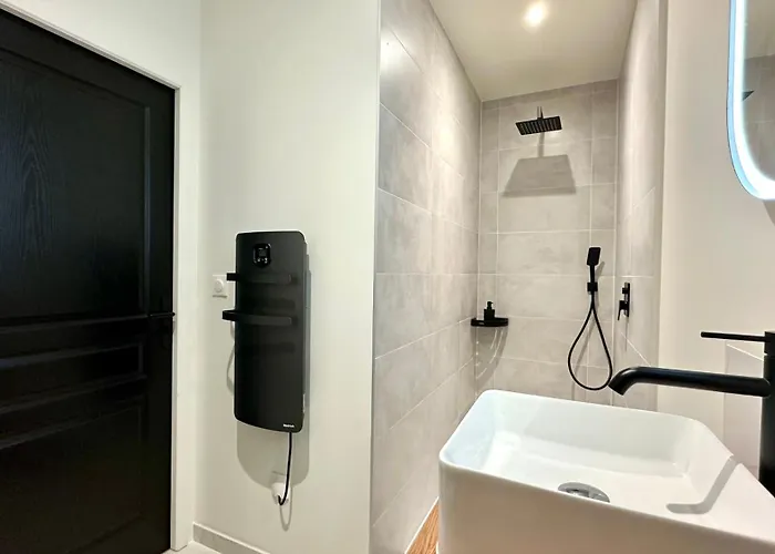 Maison Renovee -2 - Terrasse - Local Velo - Centre Holiday home *